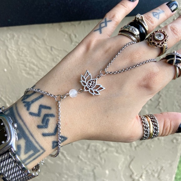 Hand piece lotus flower om sign quartz bracelet - Picture 7 of 15